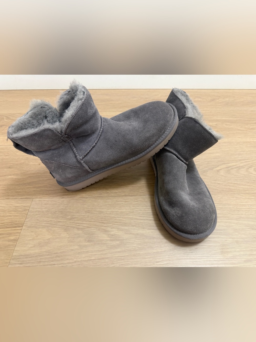 Koolaburra by UGG Grey Suede Shearling Short Winter Boots - Women size 8